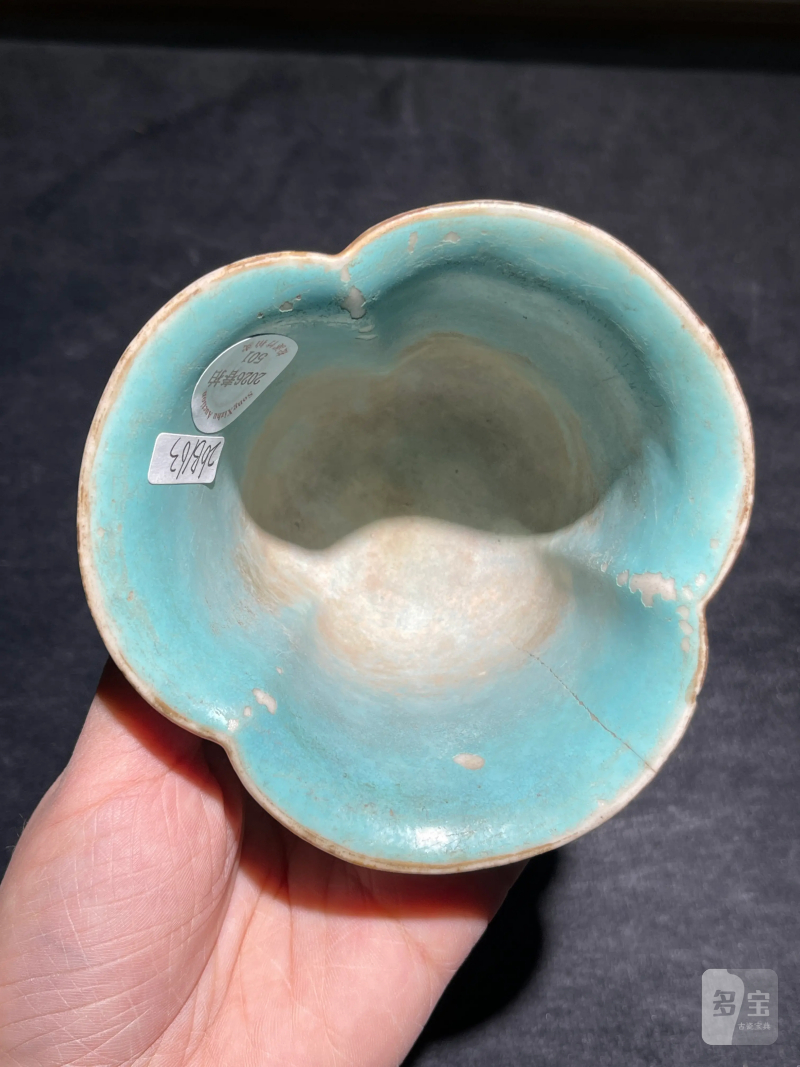 清乾隆 绿地扎道粉彩花卉纹海棠杯 - 图8